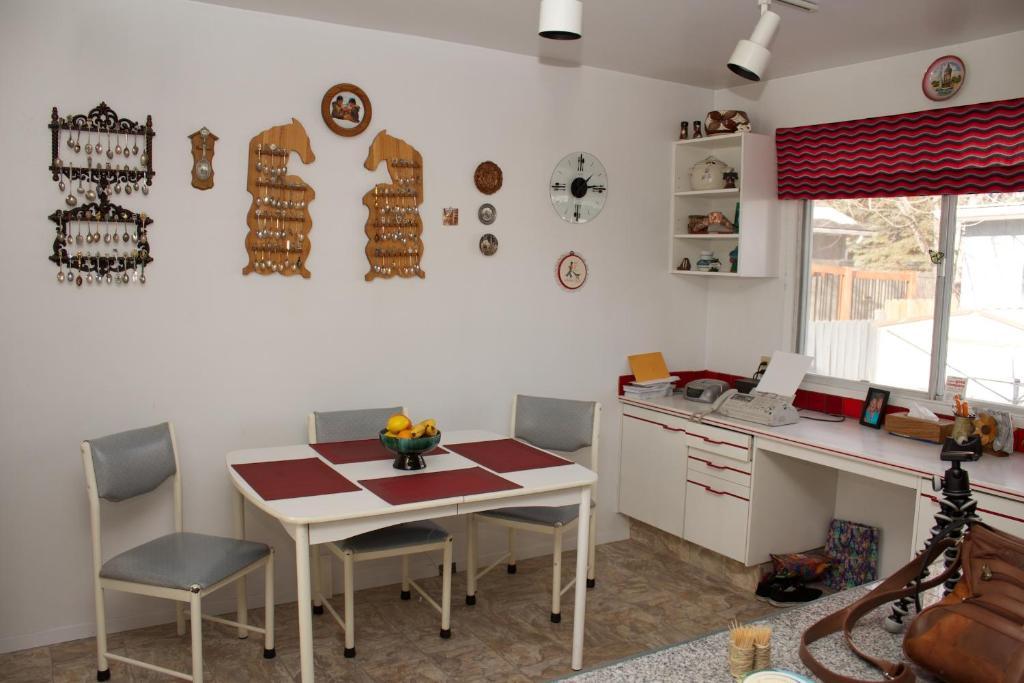 Cozy Nest Bed & Breakfast Калґарі Екстер'єр фото